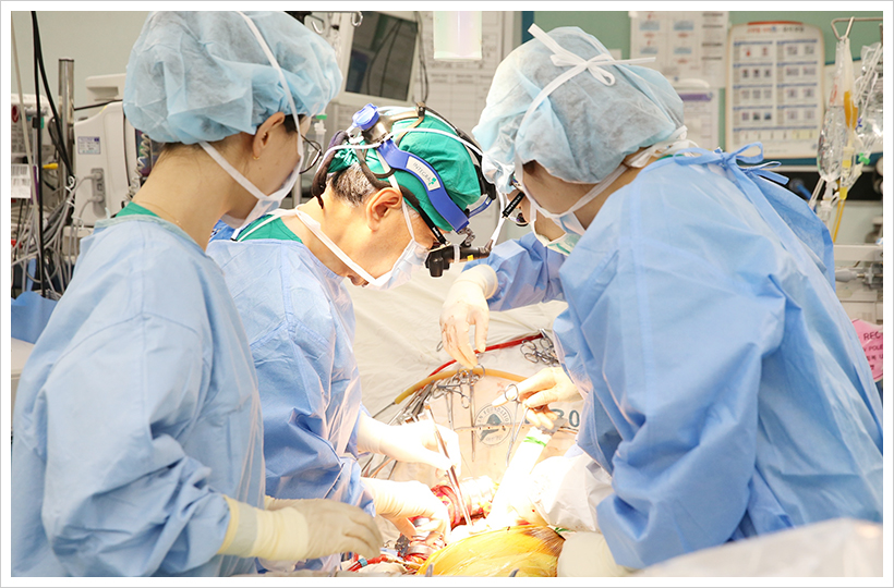 서울아산병원 간이식ㆍ간담도외과 이승규 석좌교수(왼쪽 두 번째)가 7000번째 간이식 수술을 시행하고 있다.