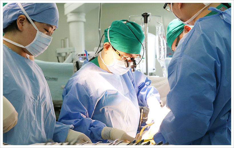 정동환 서울아산병원 간이식·간담도외과 교수가 최소 절개술을 이용해 기증자의 간 일부(이식편)를 적출하는 수술을 집도하고 있다.