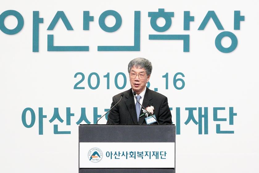 수상소감을 말하는 이승규 교수